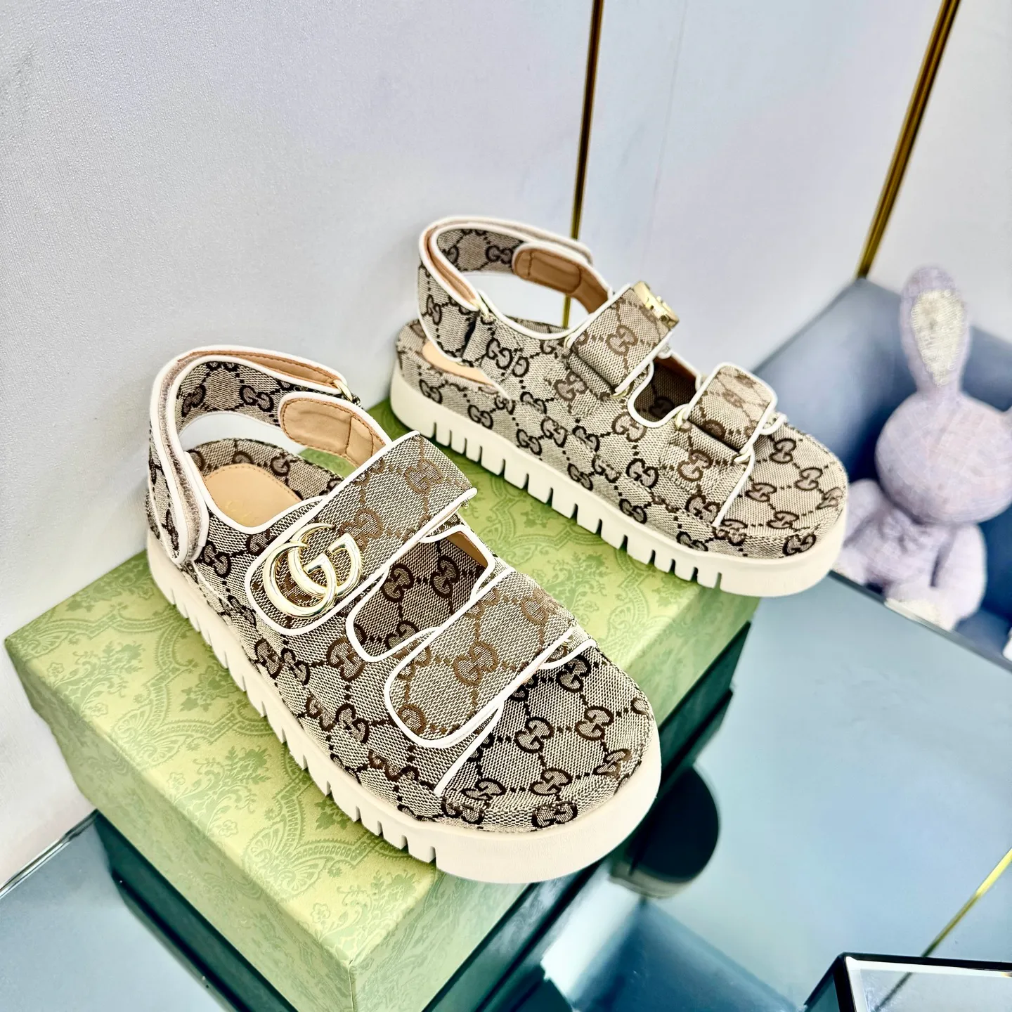 💕💕Factory direct selling price p480💕💕 Gucci2️⃣0️⃣2️⃣5️⃣Official website new Velcro thick-soled sandals‼ ️The entire pair of shoes is developed and manufactured by purchasing ZP, all customized materials, exclusive molded outsole, all details are shipped according to version, and even the packaging is the same as the original product. Size: Female 35-40 Male 39-45
